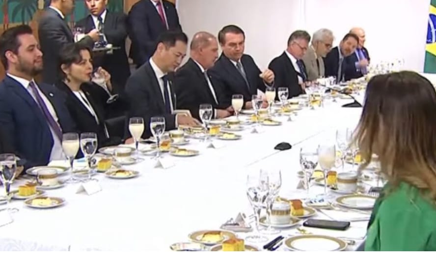 Bolsonaro e ministros com jornalistas estrangeiros